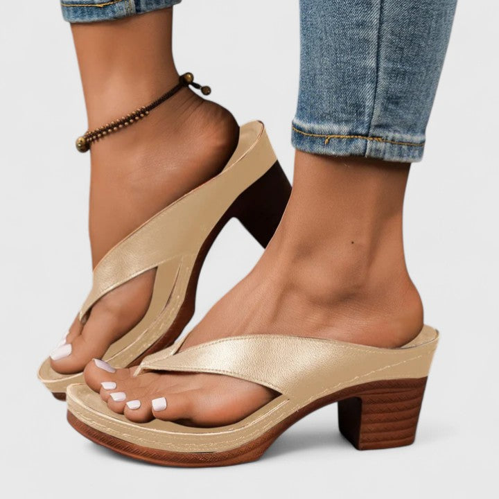 Dam Blockklack Sandaler in guld, Tidlös Elegans