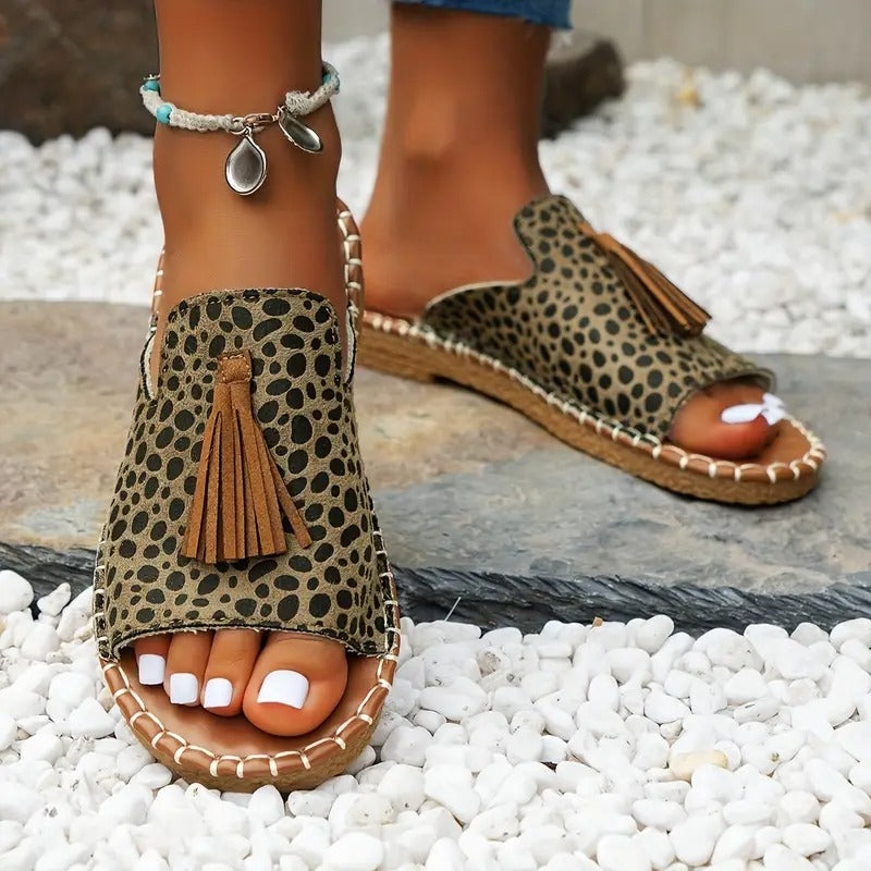 Damslippers | Leopardmönster & Tofsdetalj | Öppen Tå & Platt Sula | Somrig & Casual