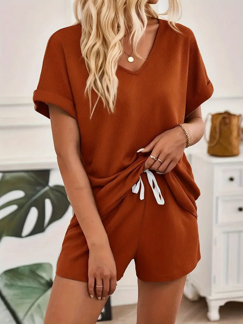 Damset | Enfärgat & Elegant | V-ringad T-shirt med Korta Ärm & Shorts med Dragsko