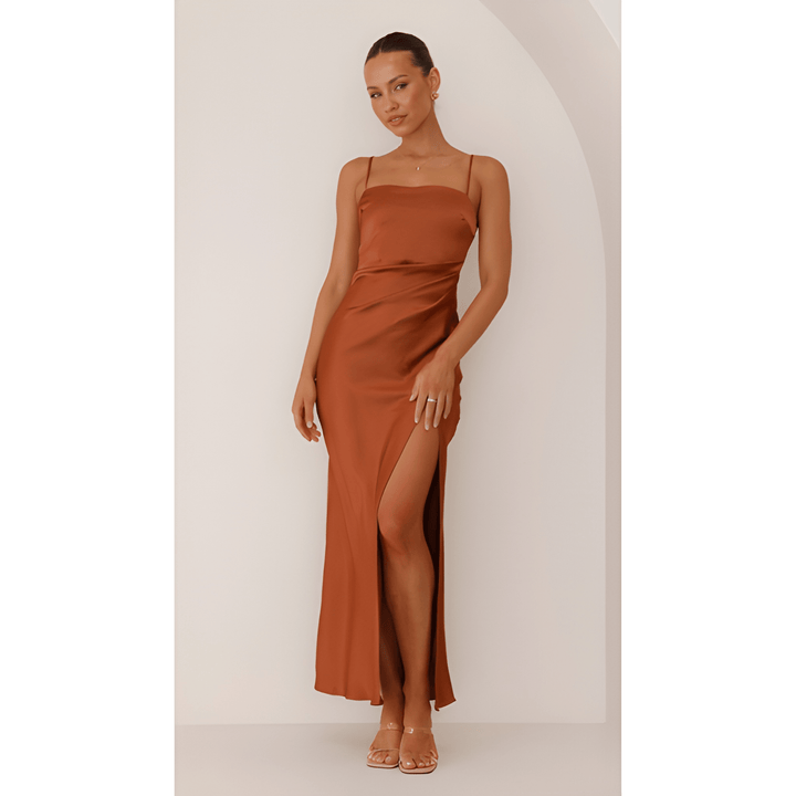 Festklänningar | Elegant och modern stil | Enkel maxiklänning med hög slits
