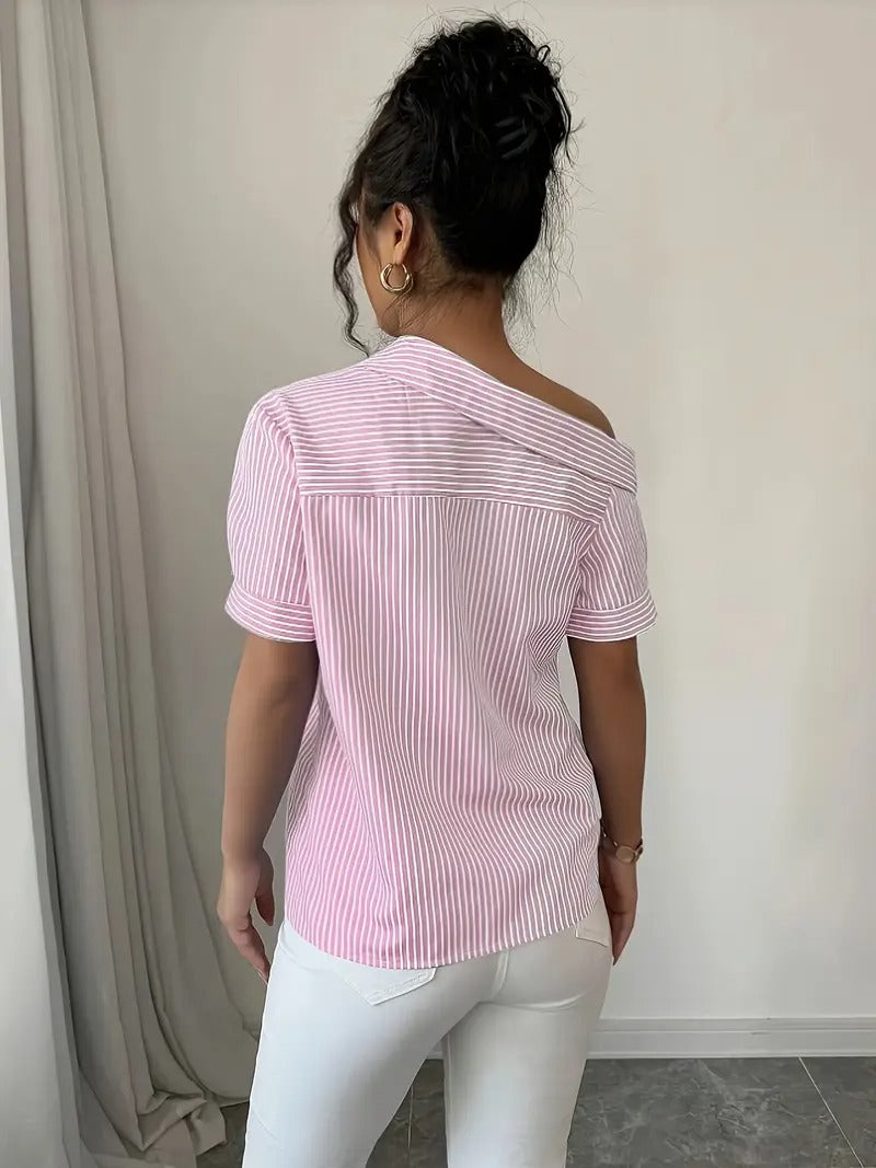 Damsblus | Blåvit Rand & Asymmetrisk Fåll | Lätt Sommartopp med Klassisk Krage & Korta Ärm