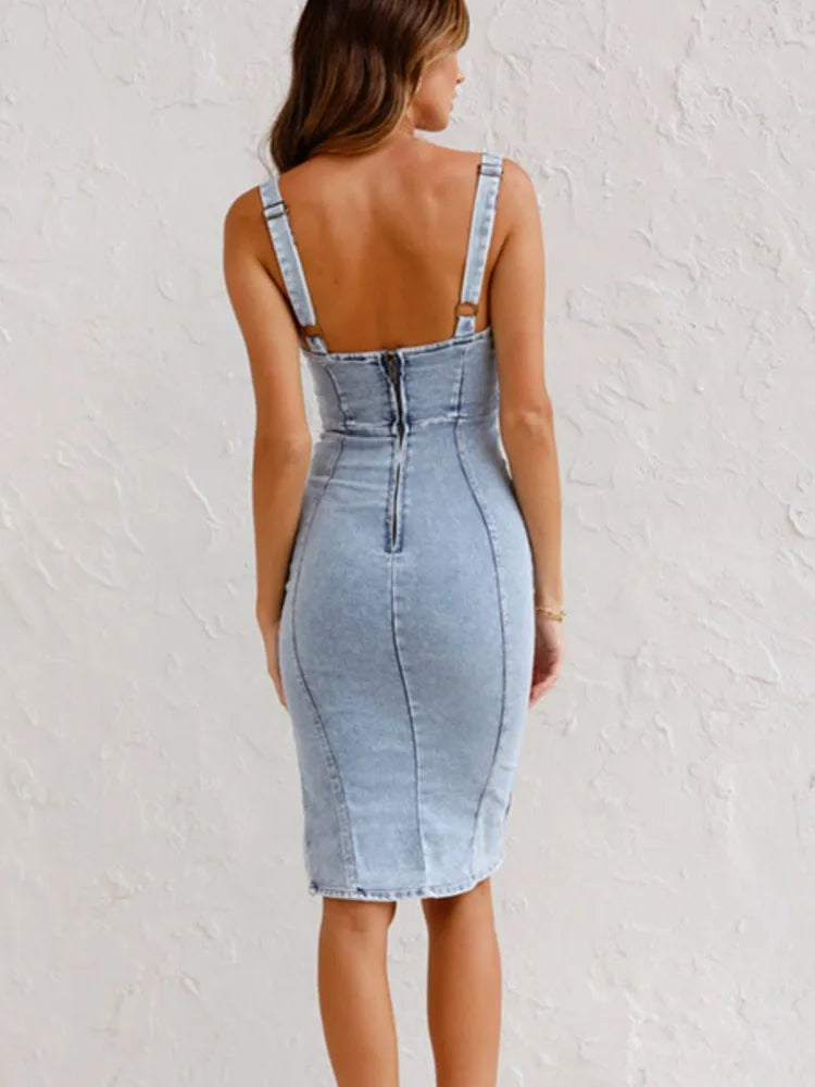 Retroinspirerad denimklänning | smal passform & U-ringad design | snygg delad detalj