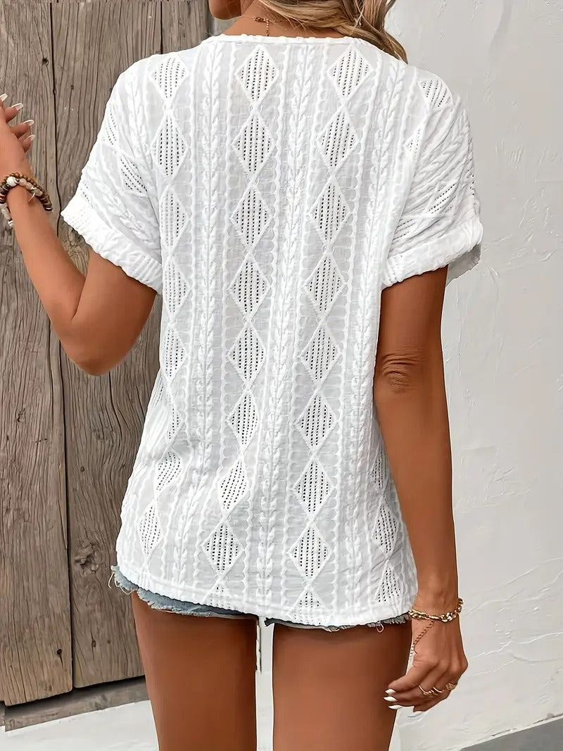 T-shirt för kvinnor | V-hals med knappdekor | Texturerad fritidstopp | För vår och sommar