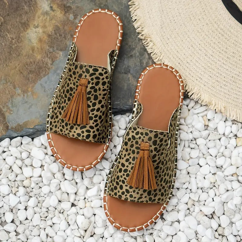 Damslippers | Leopardmönster & Tofsdetalj | Öppen Tå & Platt Sula | Somrig & Casual