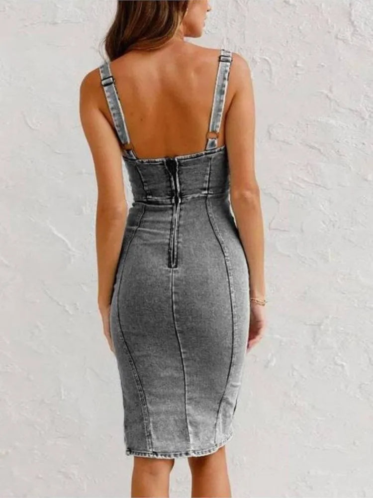 Retroinspirerad denimklänning | smal passform & U-ringad design | snygg delad detalj