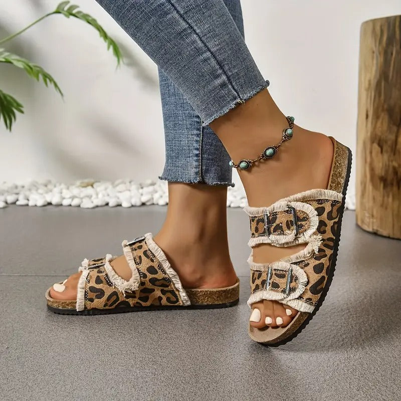 Damsandaler | Leopardmönstrade Slip-Ins | Remdetalj & Komfortsula | Somrig & Avslappnad Stil
