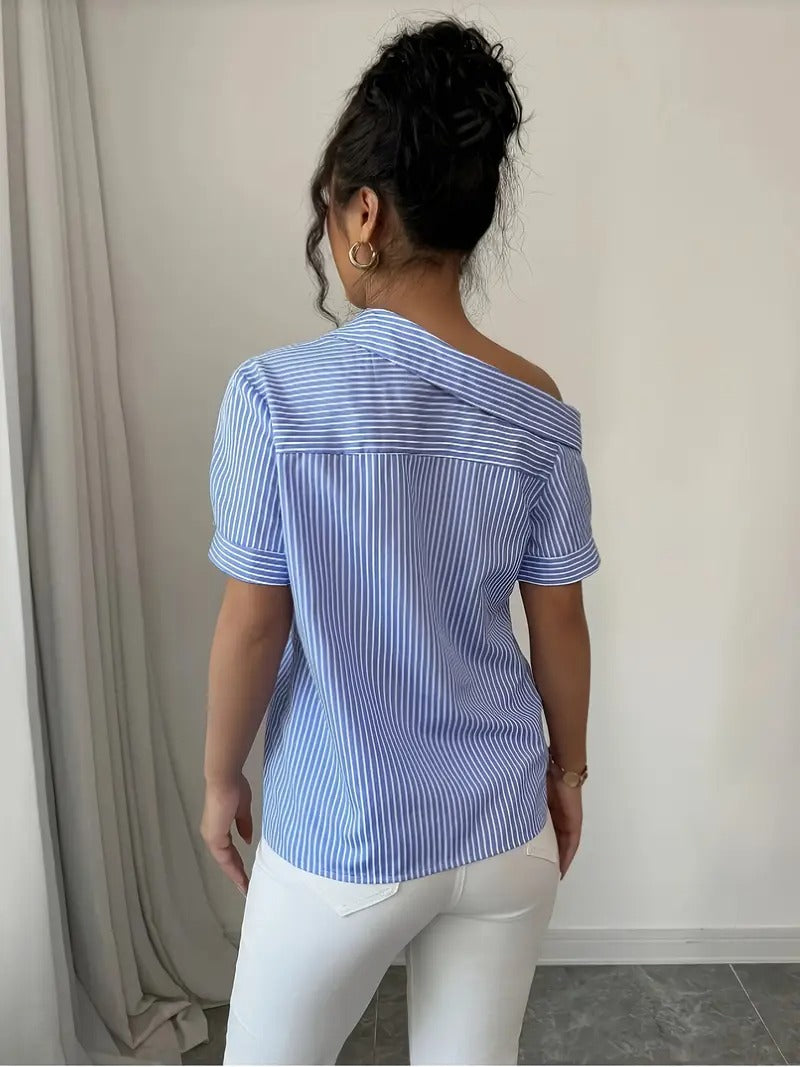 Damsblus | Blåvit Rand & Asymmetrisk Fåll | Lätt Sommartopp med Klassisk Krage & Korta Ärm