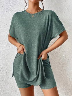 Damset | Elegant & Luftigt | Enfärgad T-shirt med Fladderärm & Utsvängd Fåll + Shorts