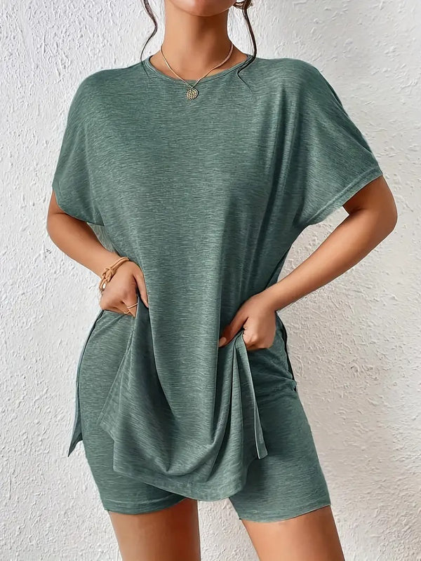 Damset | Elegant & Luftigt | Enfärgad T-shirt med Fladderärm & Utsvängd Fåll + Shorts