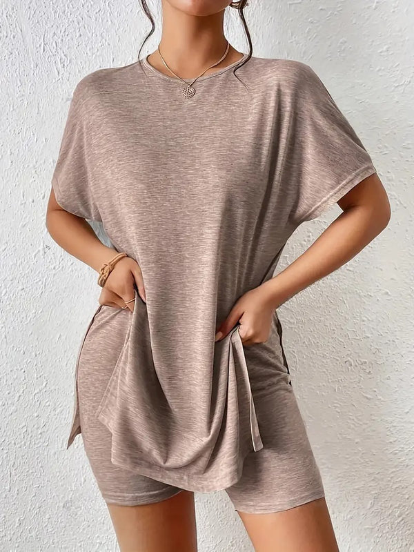 Damset | Elegant & Luftigt | Enfärgad T-shirt med Fladderärm & Utsvängd Fåll + Shorts