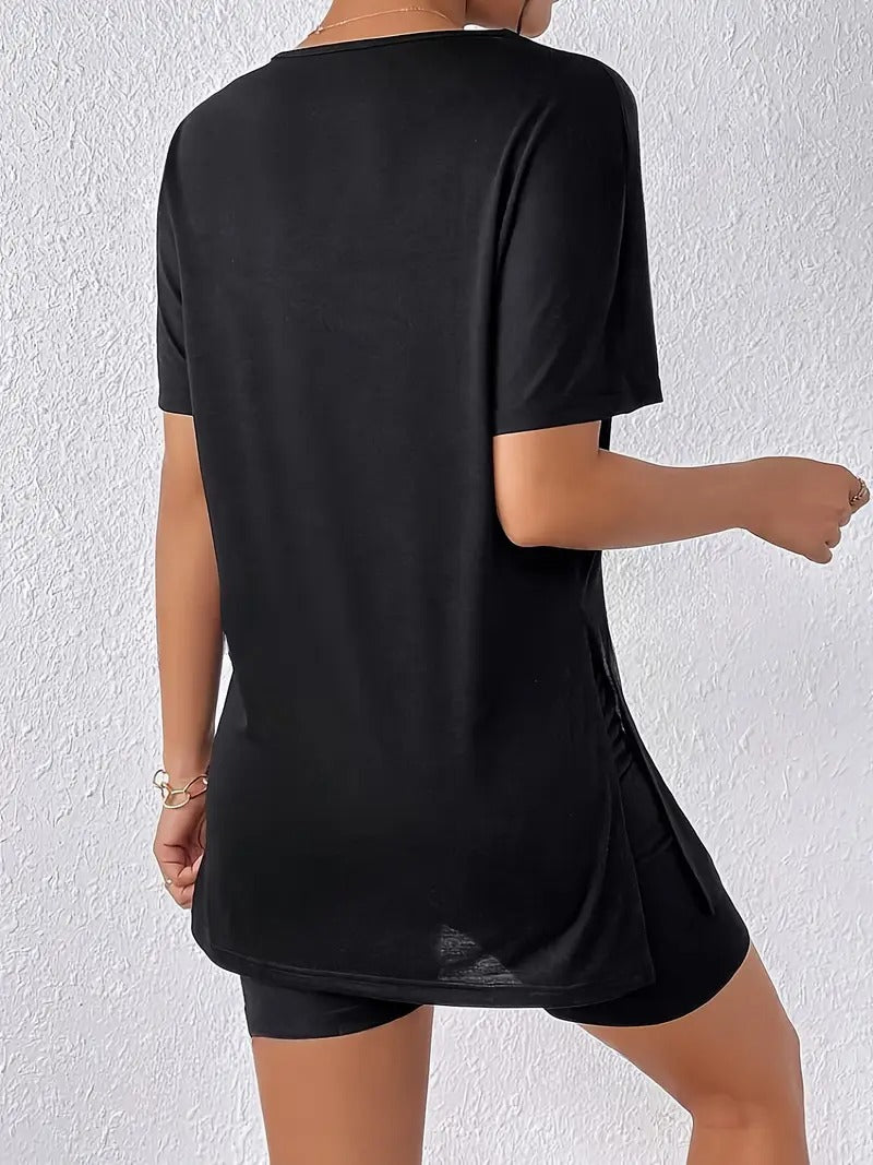 Damset | Elegant & Luftigt | Enfärgad T-shirt med Fladderärm & Utsvängd Fåll + Shorts