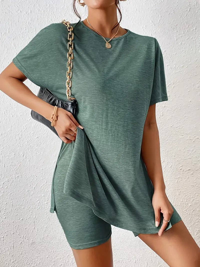 Damset | Elegant & Luftigt | Enfärgad T-shirt med Fladderärm & Utsvängd Fåll + Shorts